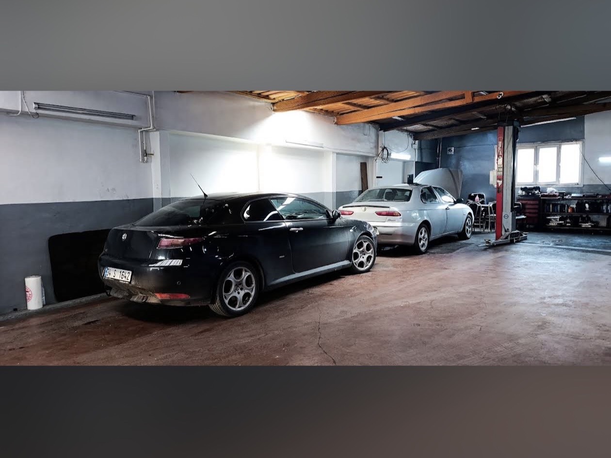 Servis alanında araçlar